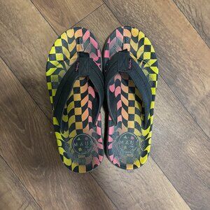 Maui & Sons 80's inspired men's thongs sandals